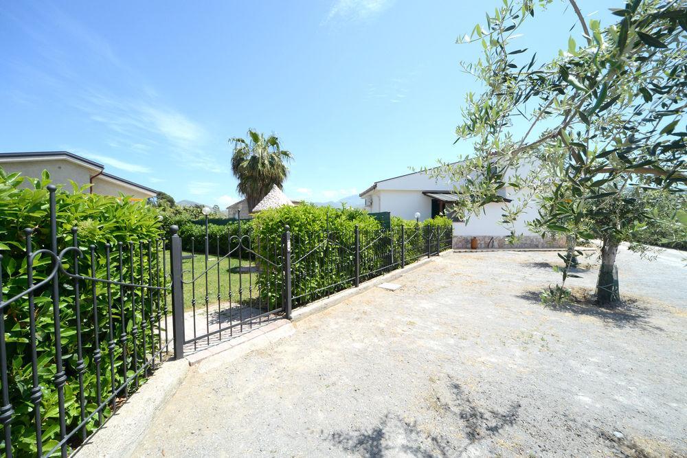 Case Vacanze Mare Nostrum - Villas In Front Of The Beach With Pool Campofelice Di Roccella Buitenkant foto